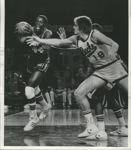 1977 Press Photo Same Lacey-Kansas City Royals, Drives on Kevin Restani-Bucks - Historic Images