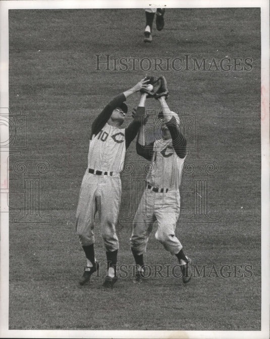 1960 Press Photo Ed Kasko and Roy McMillan Converge on Wes Covington's Pop Fly - Historic Images
