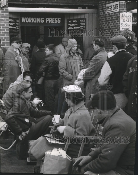 1956 Press Photo Fans Line Up For Milwaukee Braves Tickets at the Stadium Gate-Historic Images