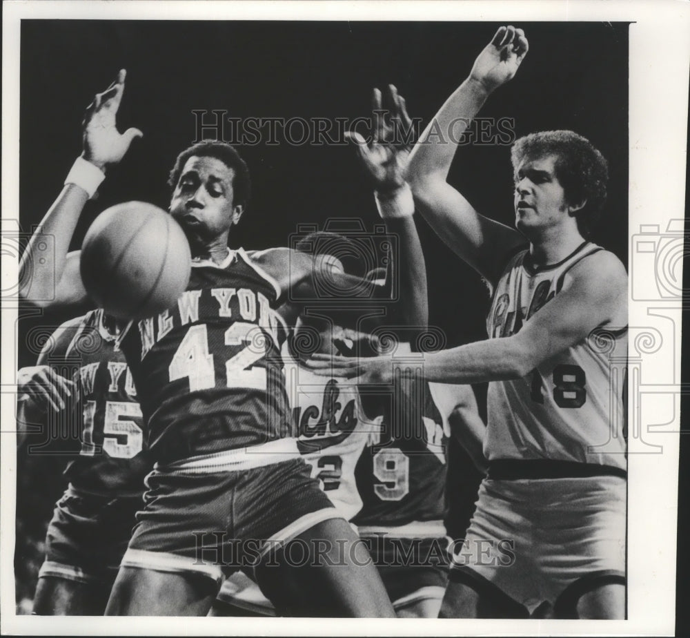 1976 Press Photo Kevin Restani (Bucks) Spencer Haywood (Knicks) Go For Ball - Historic Images