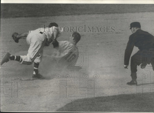 1952 Press Photo Ronnie Samford, Minneapolis Twins, Steals Second - Historic Images