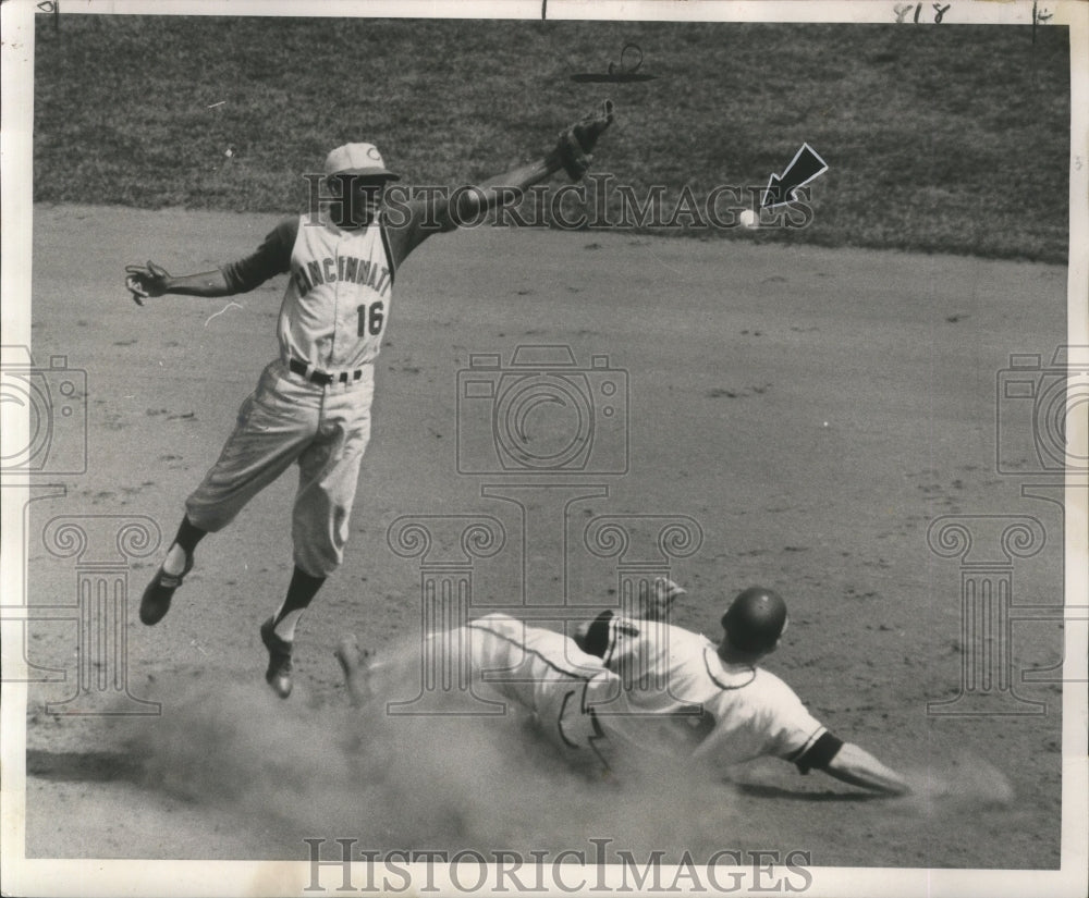 1961 Press Photo Joe Adcock of the Milwaukee Braves Safely Slides Into Second-Historic Images