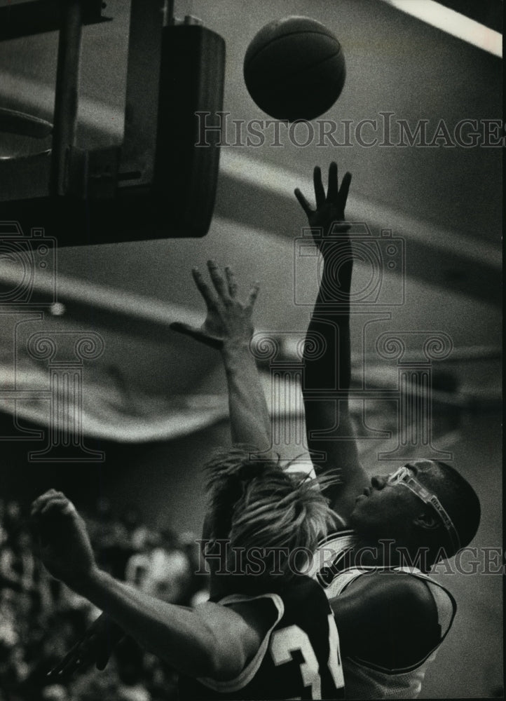 1989 Press Photo Marquette High School - Damon Key in Game with Racine School-Historic Images