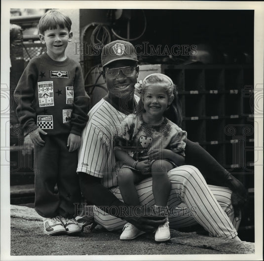 1989 Milwaukee Brewers - Glenn Braggs with Children, Benefit Show - Historic Images