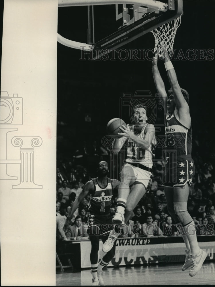 1984 Press Photo Milwaukee Bucks - Mike Dunleavy and Bullets' Jeff Ruland - Historic Images