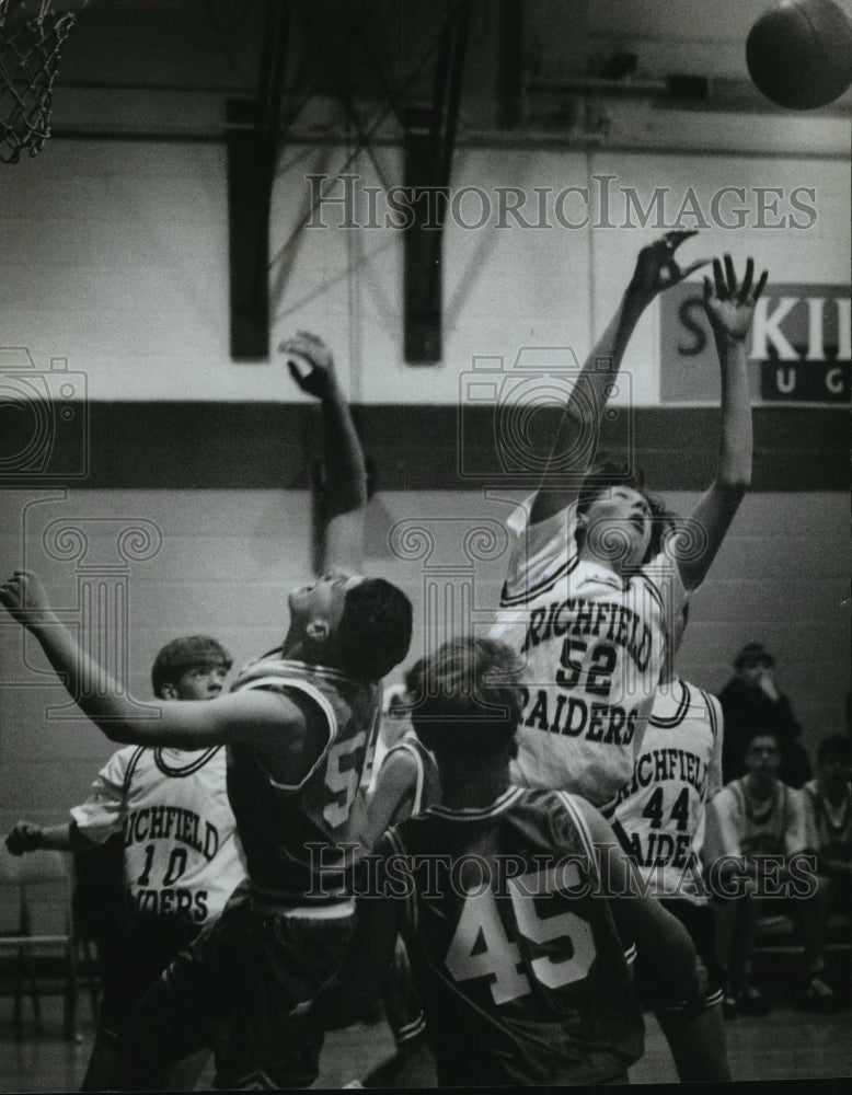 1995 Press Photo Richfield Middle School - Justin Petersen, Basketball Player-Historic Images