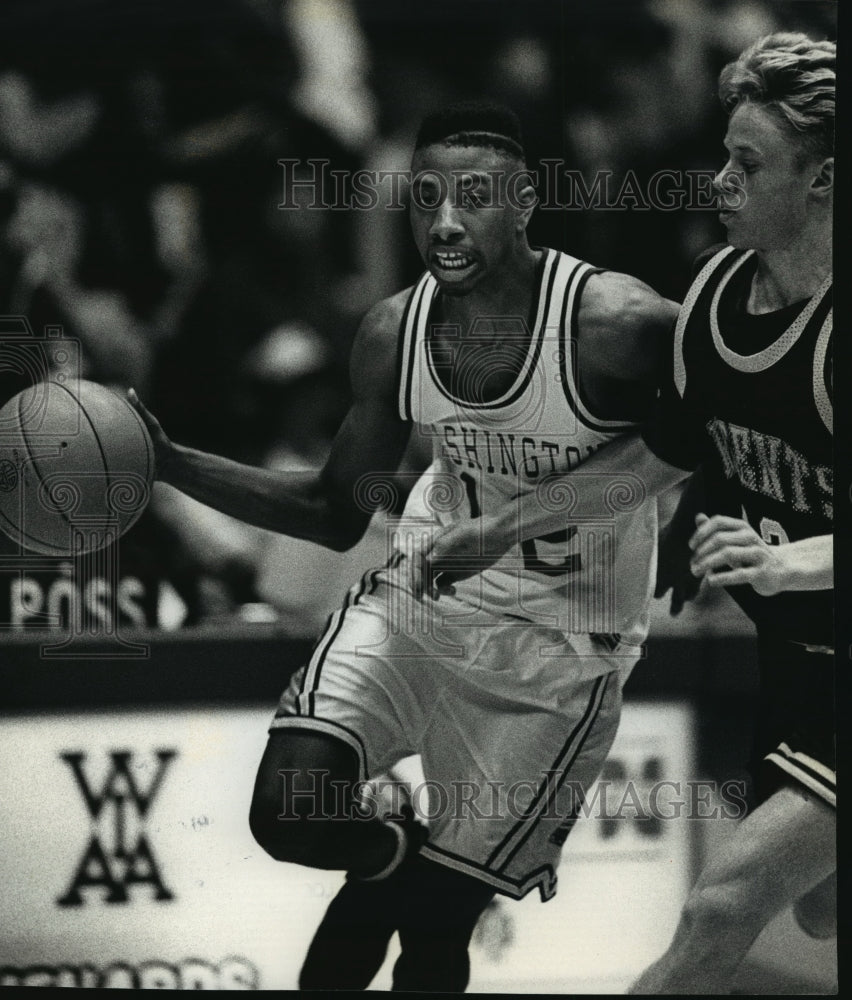 1993 Press Photo Washington High School - Eric Keeler in Basketball Game-Historic Images