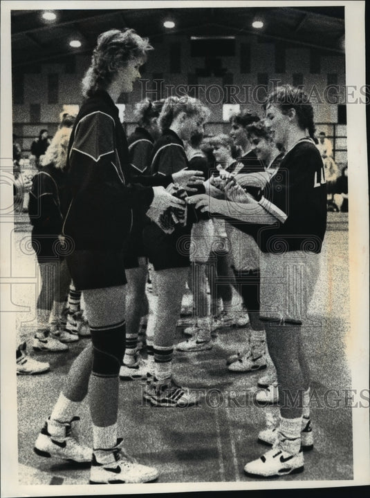 1990 Press Photo Carroll College - Women's Basketball Team and Latvian Team - Historic Images