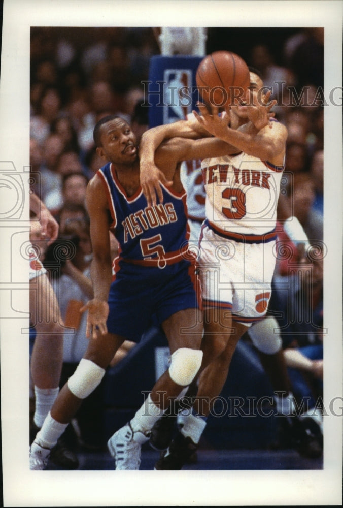 1992 Press Photo Detroit Pistons - Darrell Walker in Game with New York Knicks-Historic Images