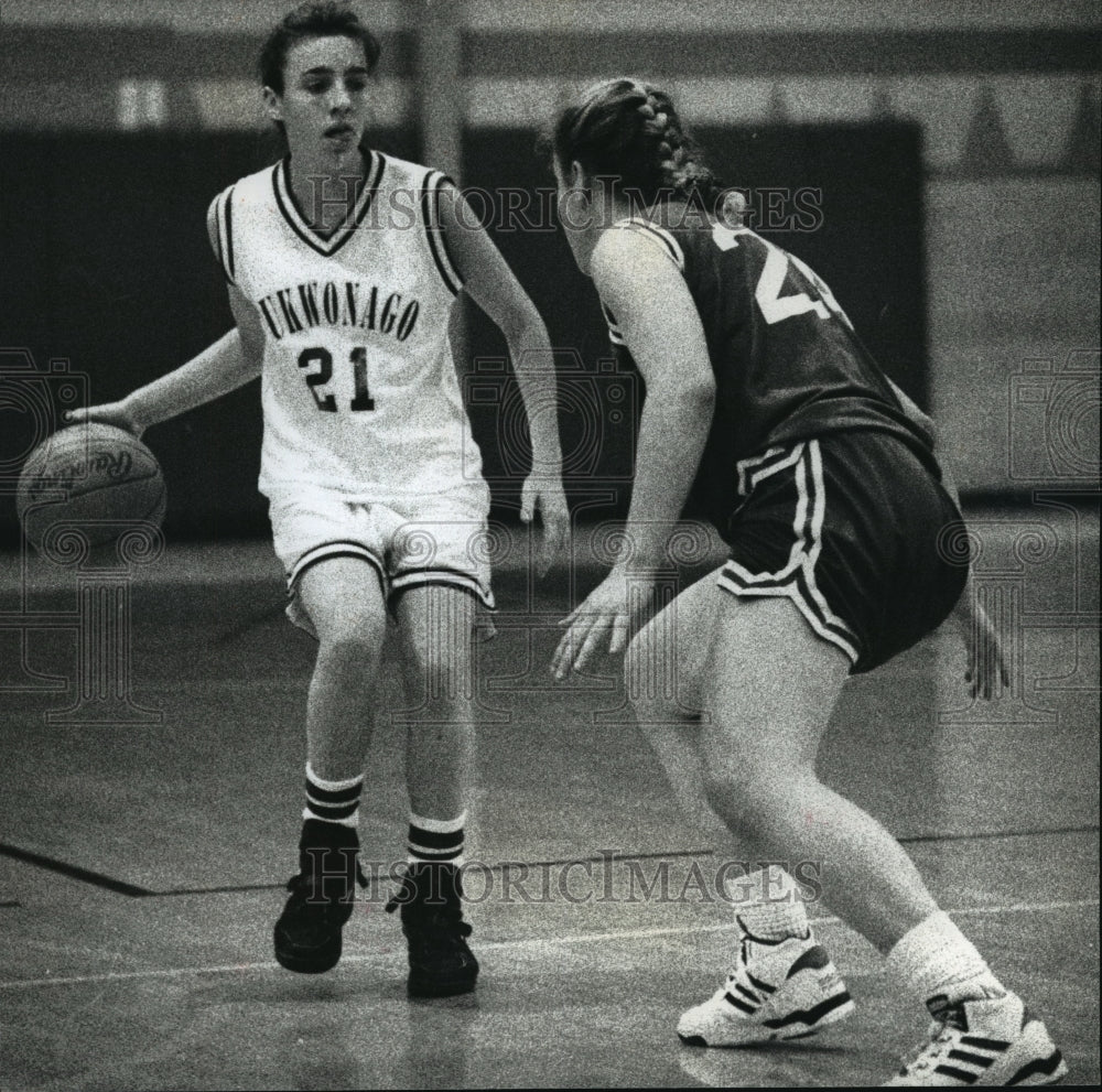 1993 Press Photo Mukwonago High School - Mary Krumrich in Basketball Game - Historic Images
