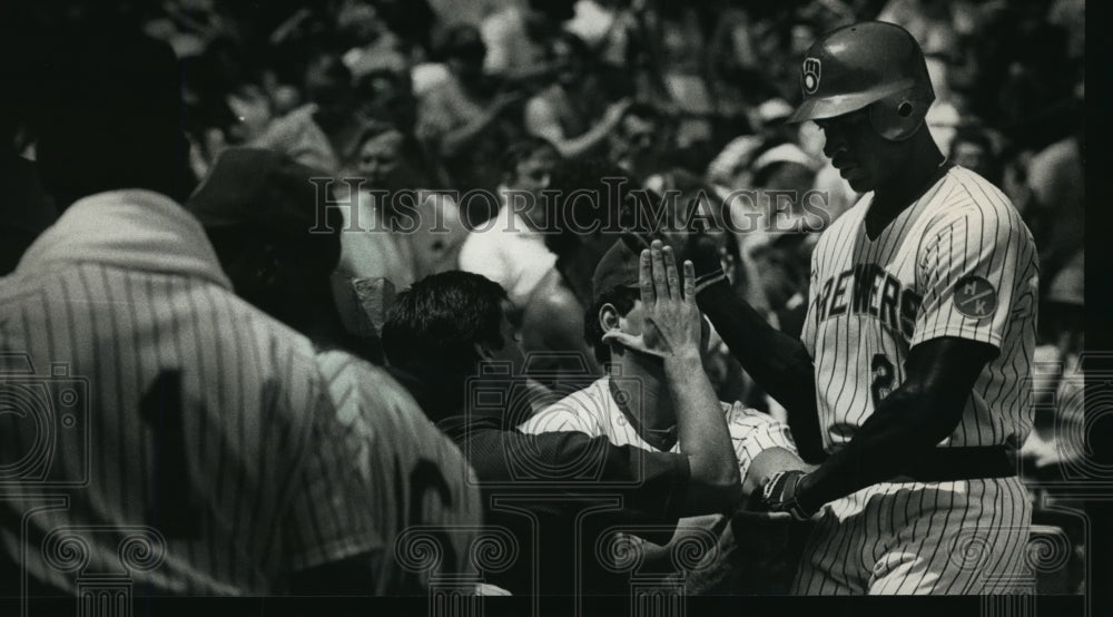 1988 Press Photo Milwaukee Brewers - Glenn Braggs and Fans - mjt00636- Historic Images
