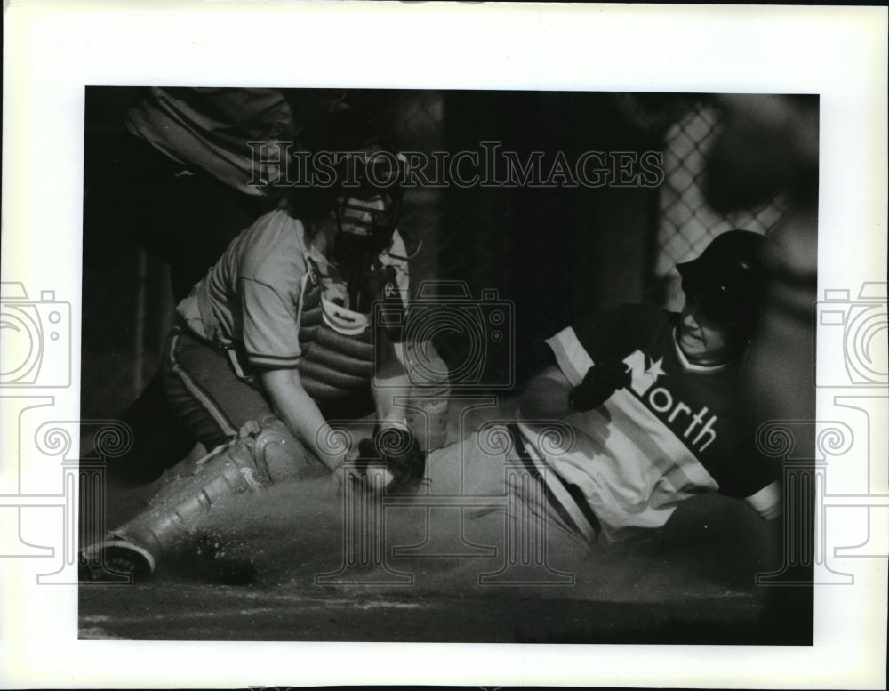 1993 Press Photo Arrowhead High School - Jess Arndorfer in Softball Game - Historic Images