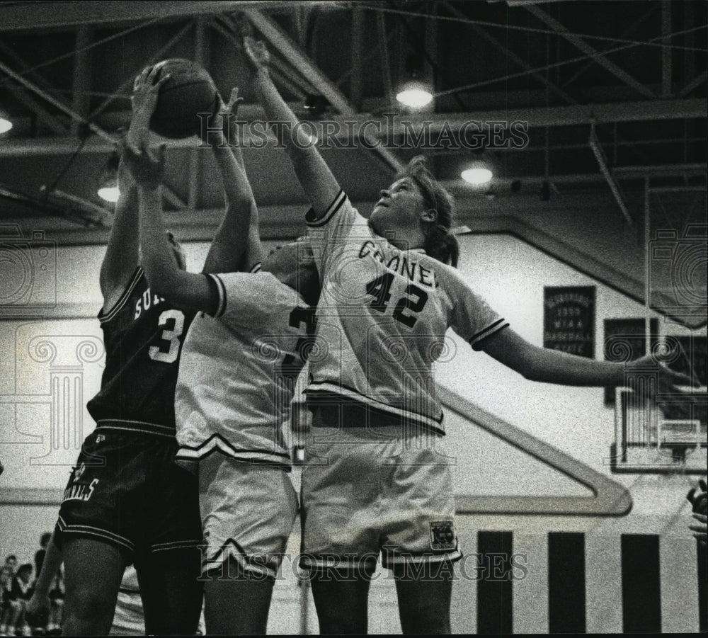 1992 Press Photo Sun Prairie&#39;s Tricia Yanke beats Oconomowoc&#39;s Christine Cleary.- Historic Images