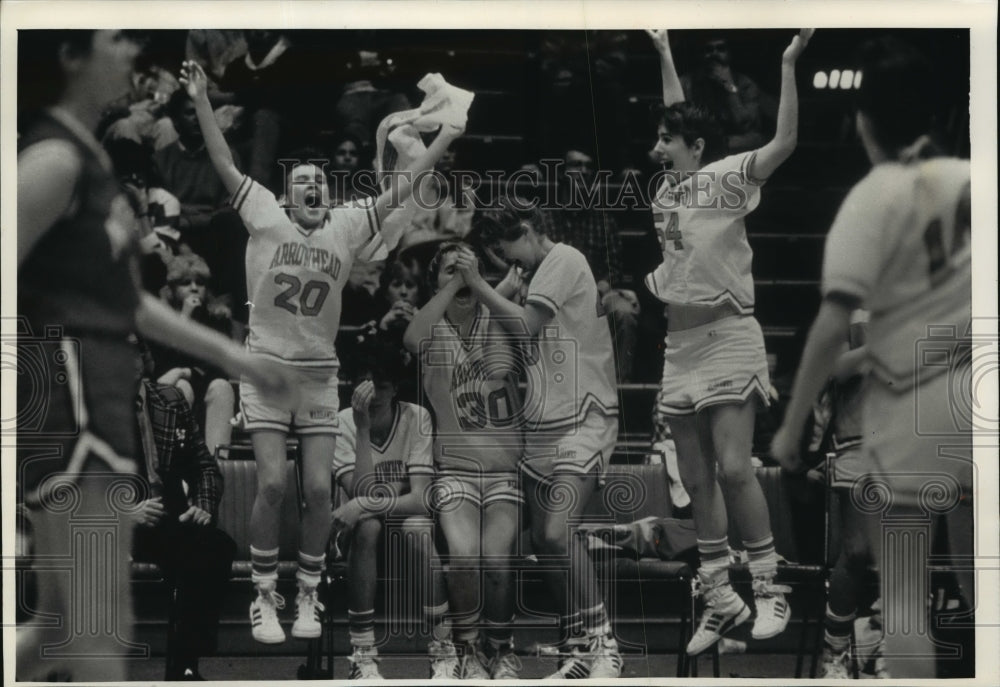 1988 Press Photo Stacy Schmidt and teammates leap for joy after Warhawk win - Historic Images