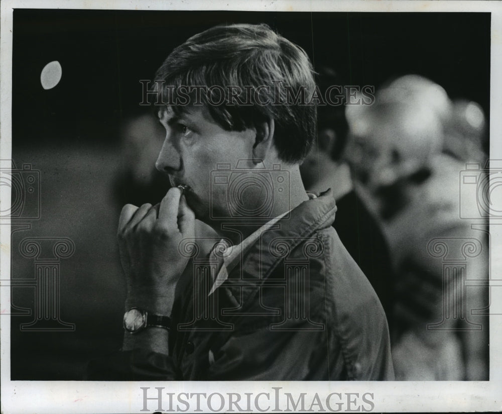 1977 Press Photo White Fish Bay coach Bob Albrightson watches as Blue Dukes win. - Historic Images