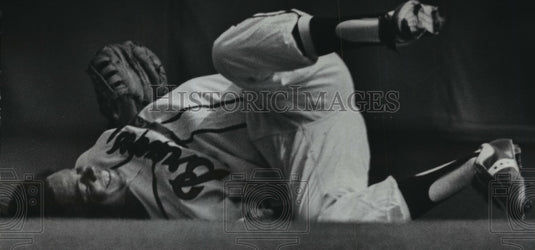 1976 Press Photo Braves' second baseman Felix Mantilla on ground, Milwaukee-Historic Images