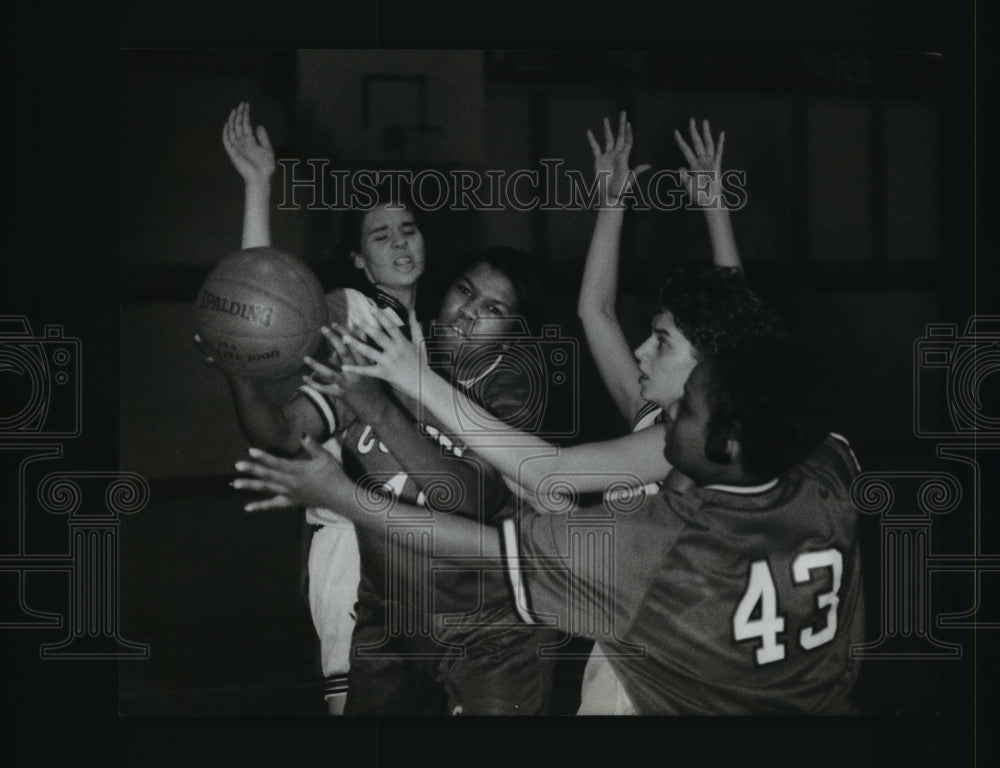 1995 Press Photo Custer &amp; Pulaski H.S basketball players struggle for ball - Historic Images