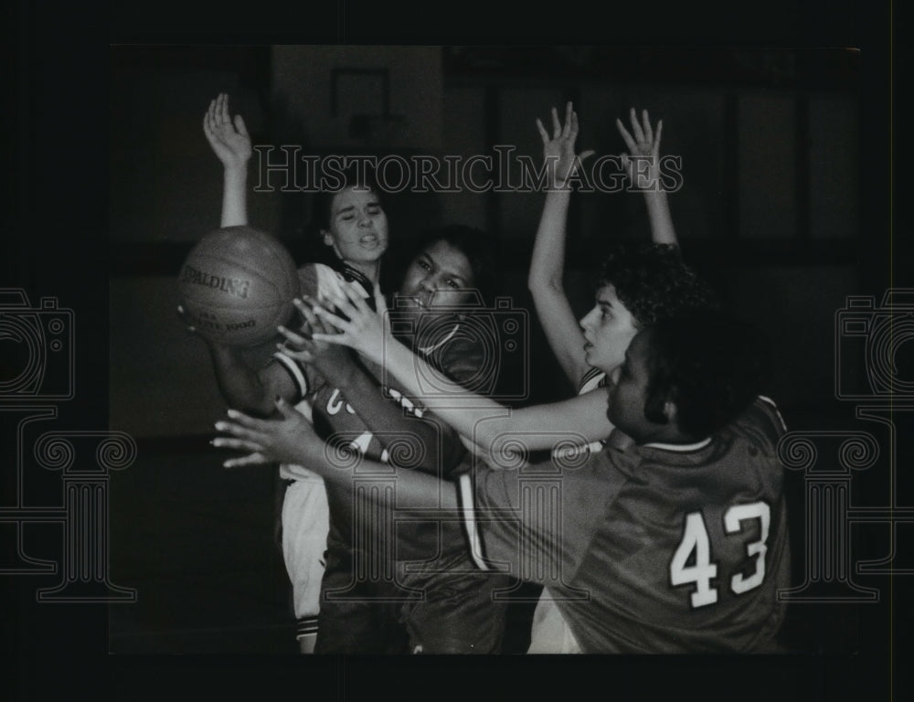1995 Press Photo Custer & Pulaski H.S basketball players struggle for ball - Historic Images