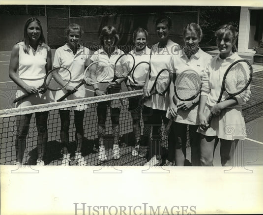 1981 Tennis coach Jody Bronson & her team to compete in Wightman Cup - Historic Images
