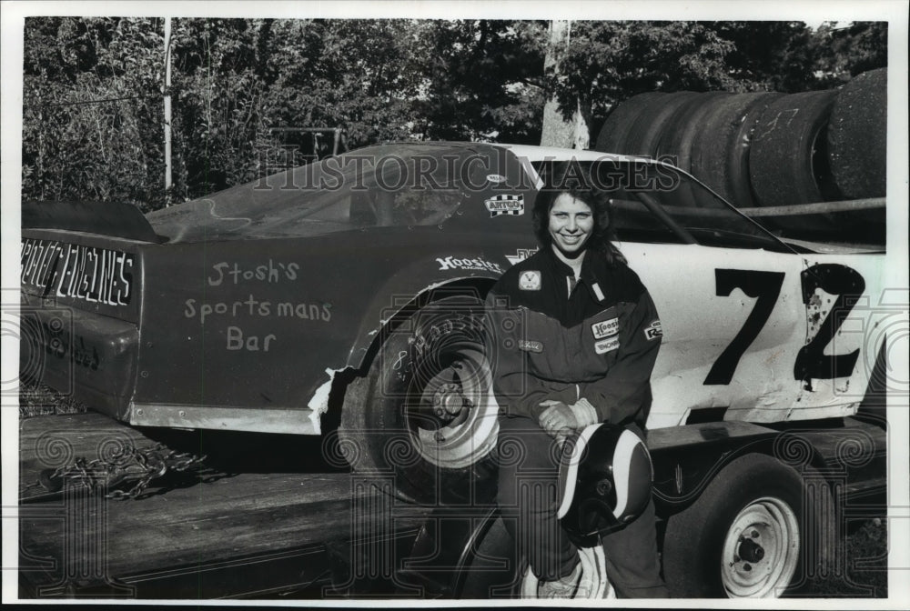 1989 Press Photo Jeanie Kind of Wisconsin poses with her late-model stock car-Historic Images
