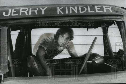 1976 Milwaukee auto racer, Jerry Kindler poses with race car - Historic Images