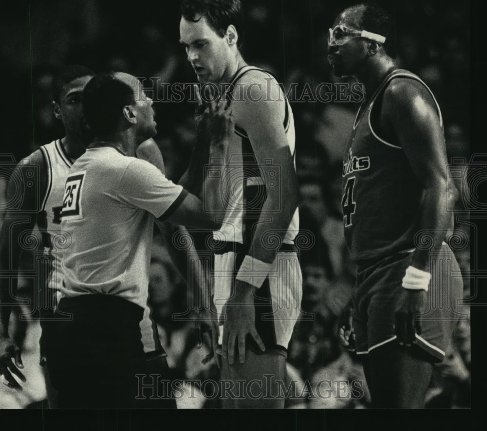 1987 Press Photo Basketball's Randy Breuer & Moses Malone, warned by referee- Historic Images