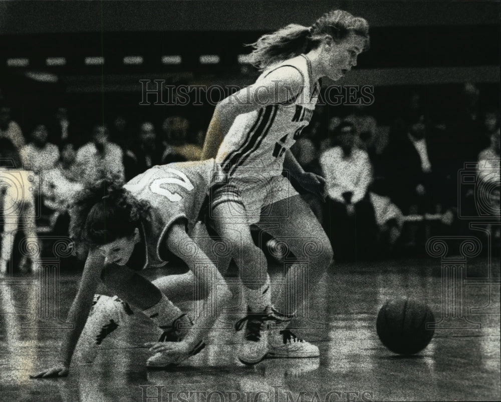 1991 Press Photo Basketball player&#39;s Becky Brem &amp; Jody Rosenthal in action - Historic Images