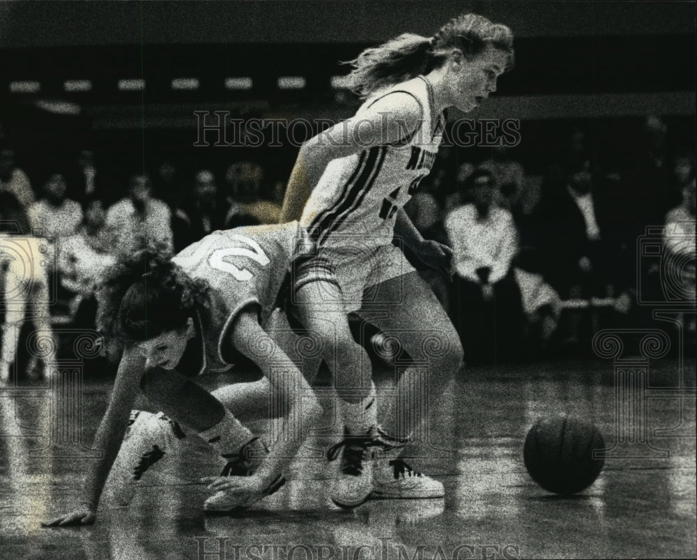 1991 Press Photo Basketball player's Becky Brem & Jody Rosenthal in action - Historic Images