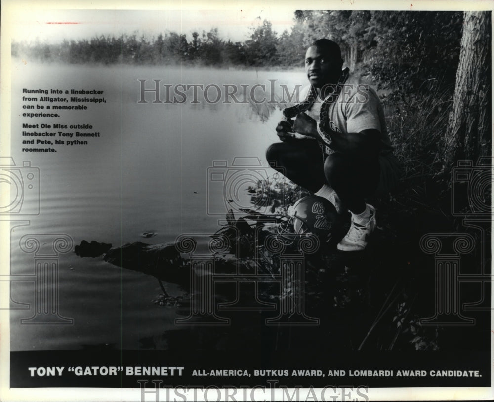 1990 Press Photo Linebacker Tony Bennett of the Packers with python Mississippi- Historic Images
