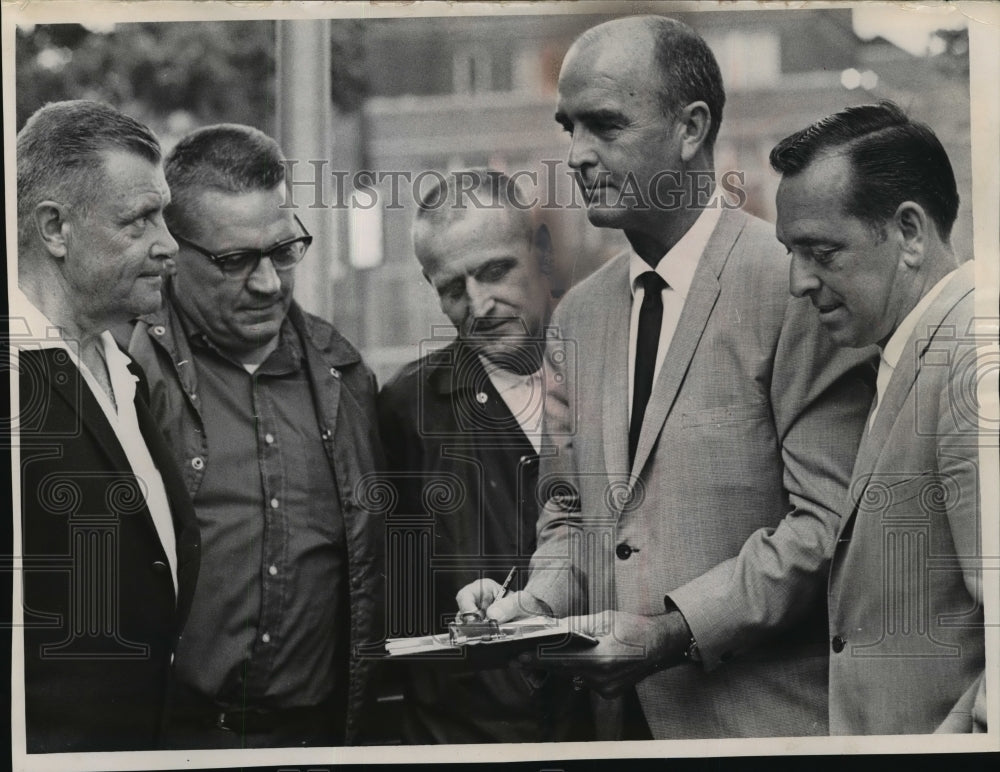 1967 Press Photo Green Bay Packers defensive coach, Phil Bengtson &amp; company- Historic Images