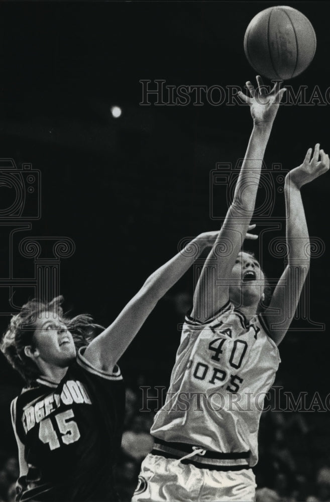 1993 Press Photo High school basketball players Laura Hoof,Katie Bares in action - Historic Images