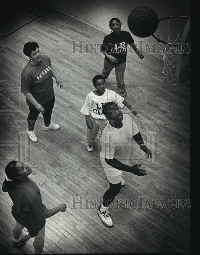 1993 Press Photo Le Club Fitness Center - Sharon, Leonard Jackson and Children-Historic Images