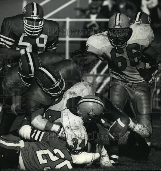 1991 Press Photo Carroll College football's Doug Frederick recovers fumble - Historic Images