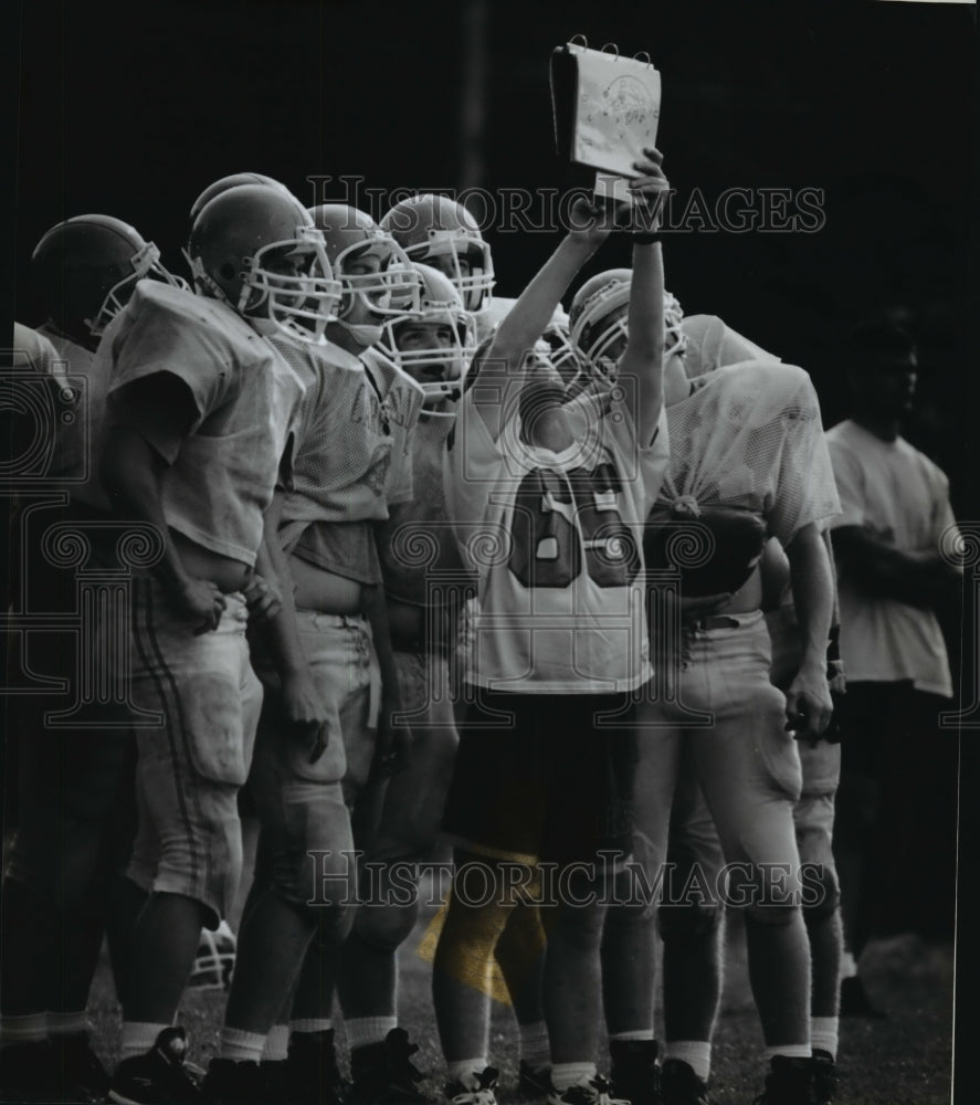 1993 Press Photo Carroll College assistant football coach Mike Huebsch & players - Historic Images