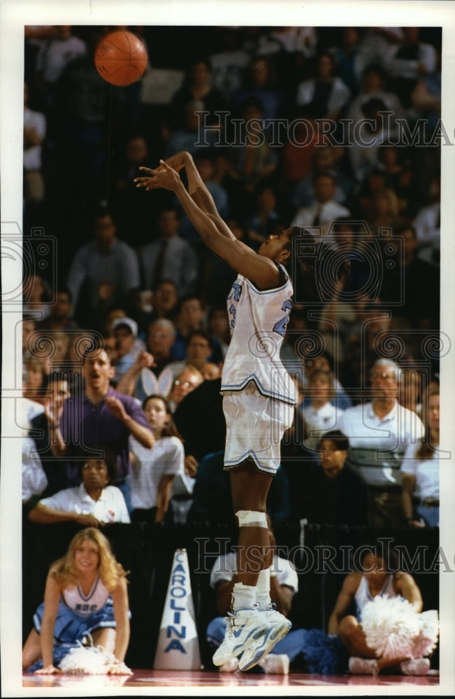 1994 Press Photo Charlotte Smith hits last-second three-pointer to win, Richmond - Historic Images