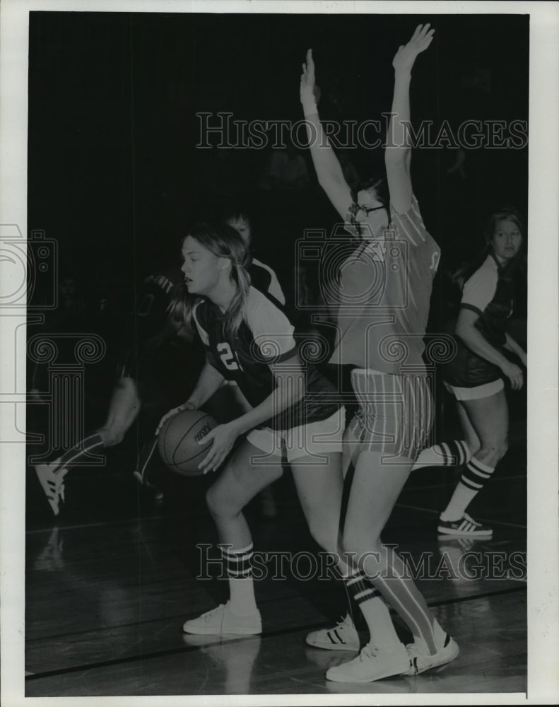 1975 Press Photo Jan Thieme stretches out to cover Green Bay player - mjt01306-Historic Images