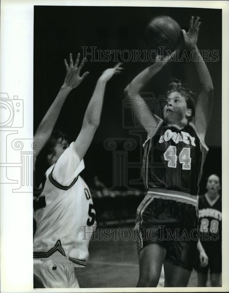 1994 Press Photo Oconomowoc High School basketball player, Christine Cleary - Historic Images