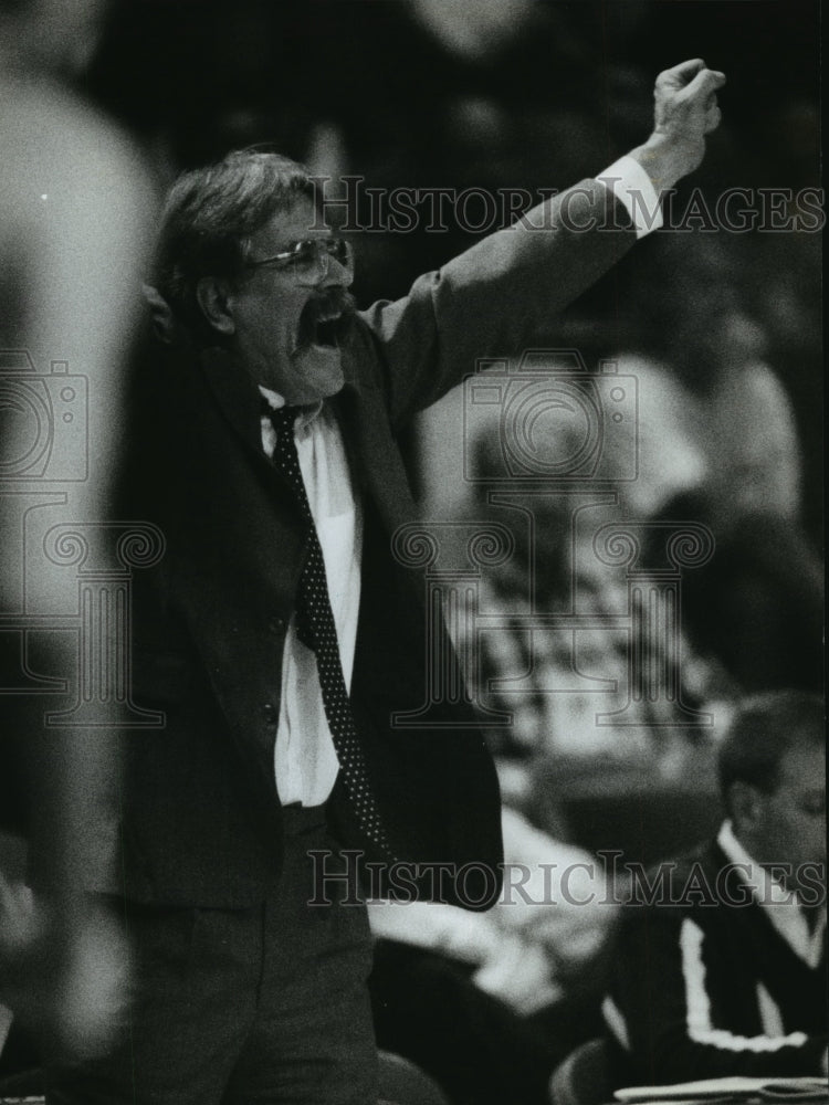 1994 Press Photo Catholic Memorial High School basketball coach, Pat Farrell - Historic Images