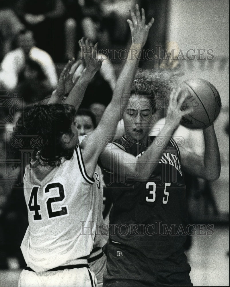 1993 Press Photo Waukesha high school basketball&#39;s Jenny O&#39;Connor with ball - Historic Images