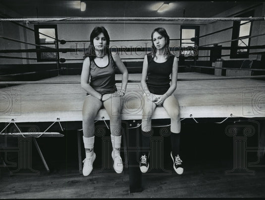1975 Press Photo Ann Roberts and Barb Napier, Boxers, Wisconsin - mjt01453 - Historic Images