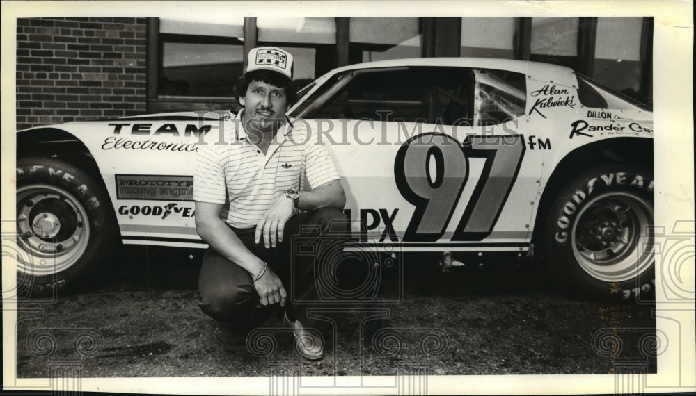 1981 Press Photo Neil Bonnett with Al Kulwicki Race Car, Wisconsin - mjt01455-Historic Images