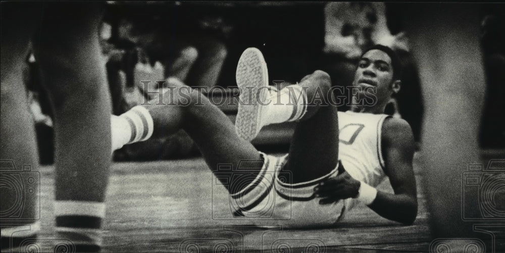 1980 Press Photo Basketball player, Nigel Wallace, down on the floor during game- Historic Images