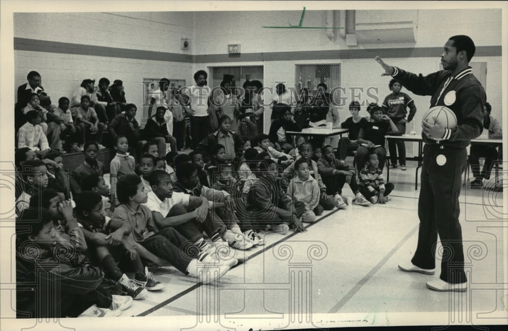 1983 Press Photo Bucks basketball&#39;s Nate Archibald talks to Boys&#39; Club members - Historic Images