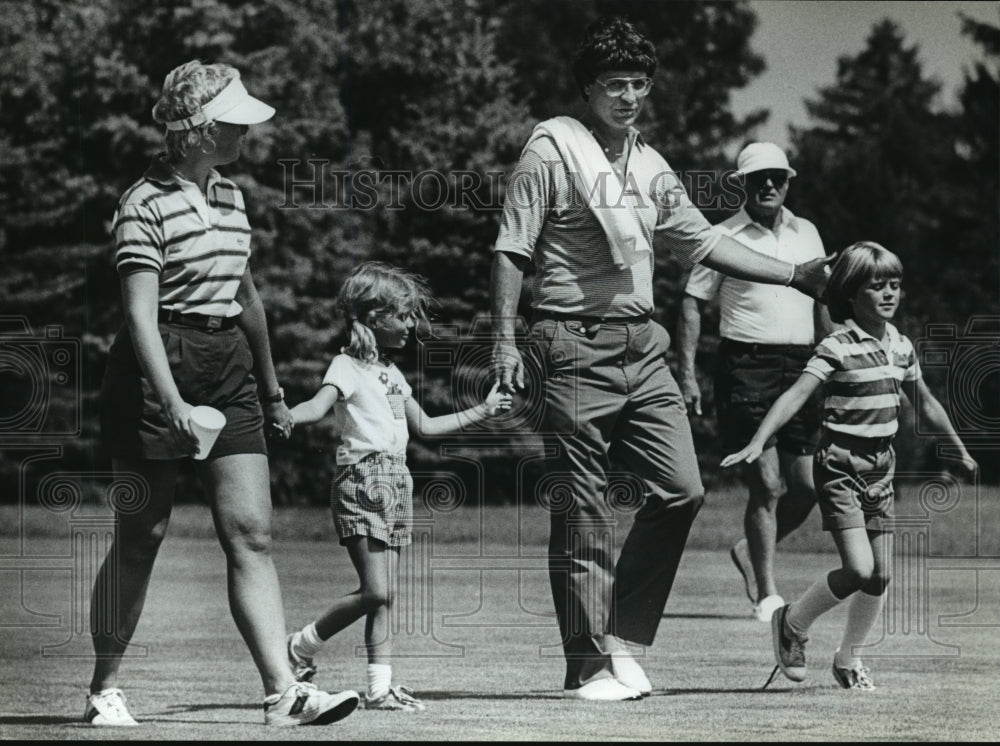 1982 Press Photo Wisconsin Amateur Golf Tournament - Alex Antonio and Family- Historic Images