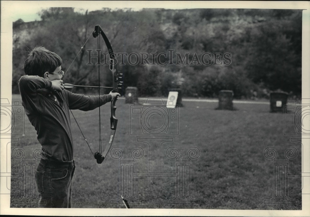 1985 Press Photo Greg Parchin in Archery Practice, Lime Kiln Park, Grafton - Historic Images