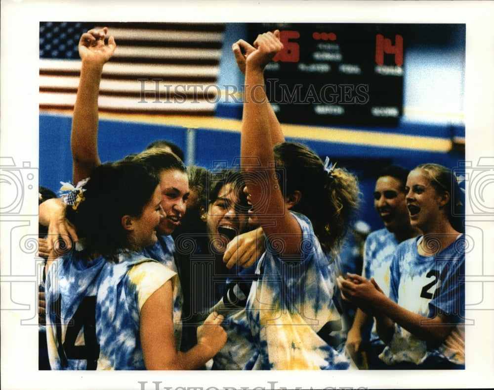 1993 Press Photo Catholic Memorial High School volleyball team celebrates win - Historic Images