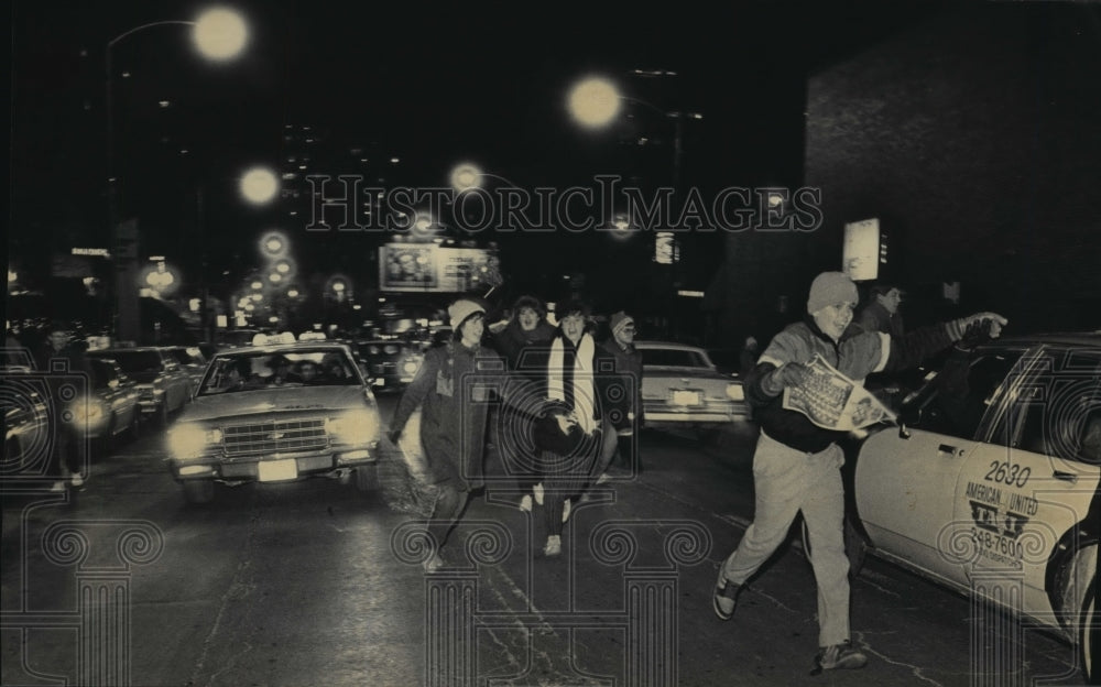 1986 Press Photo Chicago Bears - Fans on Rush Street After Win - mjt01662 - Historic Images