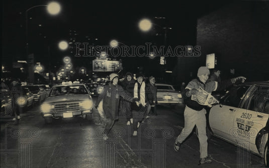 1986 Press Photo Chicago Bears - Fans on Rush Street After Win - mjt01662 - Historic Images