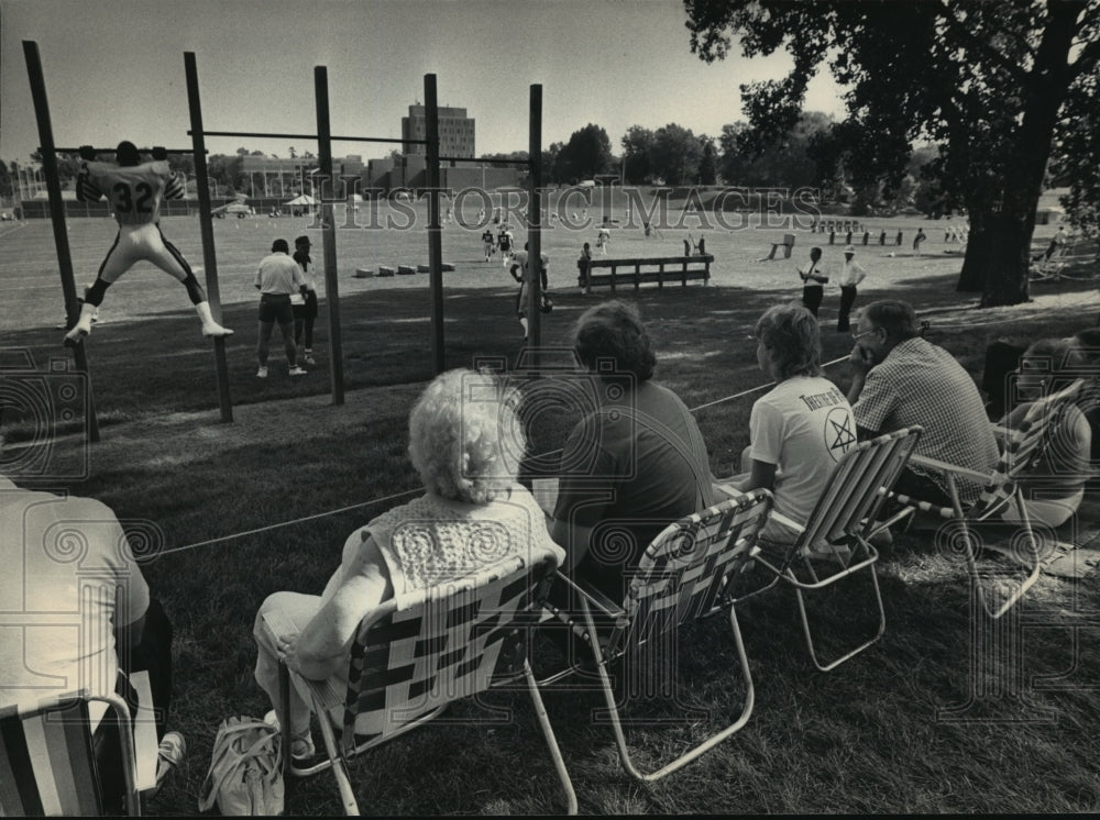1986 Press Photo Chicago Bears - Fans Watch Football Workout in Wisconsin - Historic Images