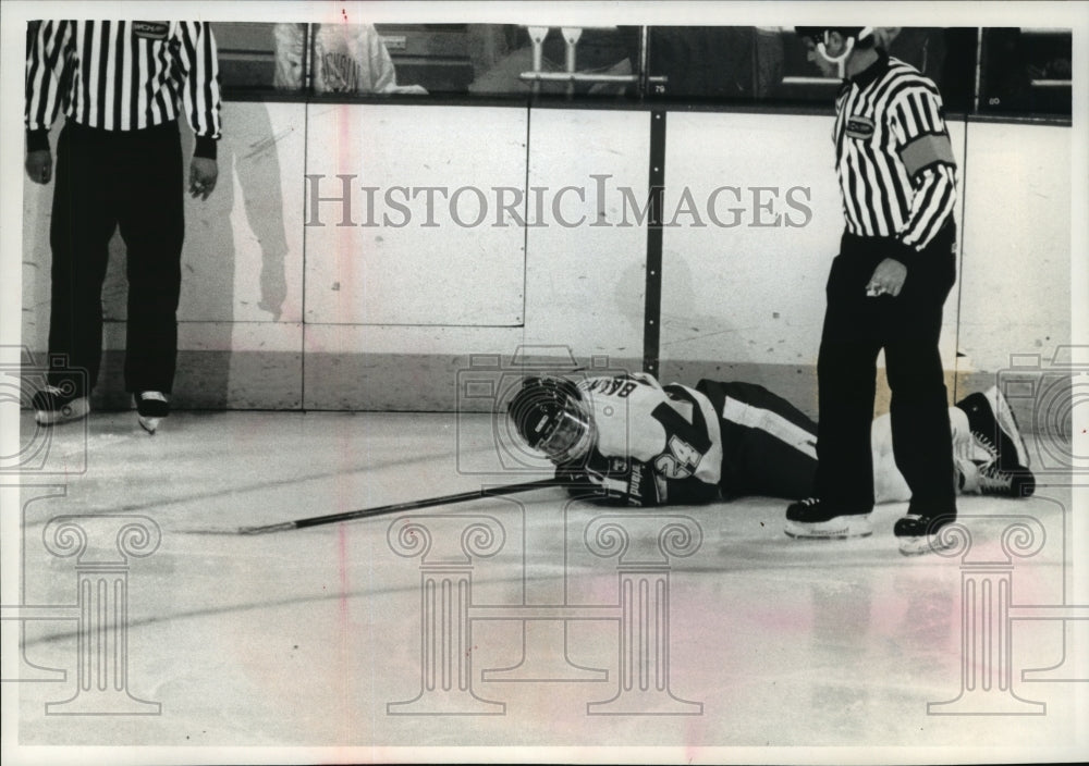1993 Press Photo Injured Wisconsin hockey player, Maco Balkovec, falls on ice - Historic Images
